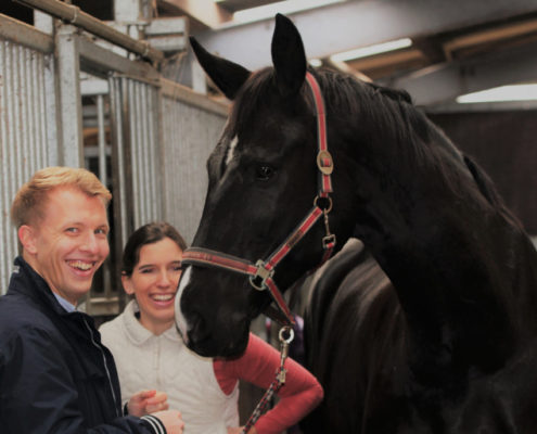 Pferd und Mensch sind sehr zufrieden und glücklich nach der osteopathischen und energetischen Behandlung